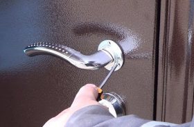 Замена дверной ручки металлической двери в Миассе