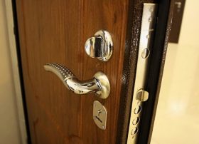 Замена входной двери в квартире в Миассе