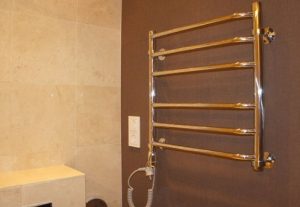 Установка электрического полотенцесушителя в ванной в Миассе